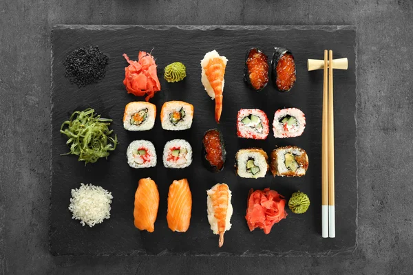 Sushi set a hůlky — Stock fotografie