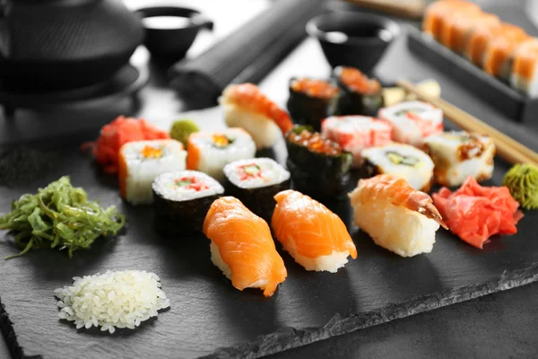 Sushi ingesteld op plaat — Stockfoto