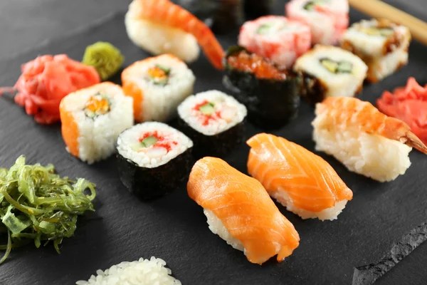 Set de sushi en plato — Foto de Stock