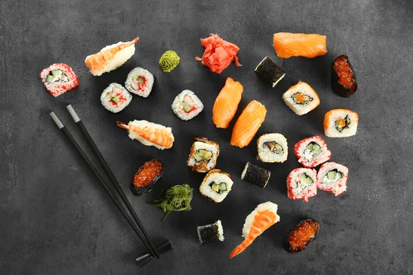 Zestaw sushi i pałeczki — Zdjęcie stockowe