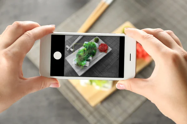 Mani femminili che scattano foto di sushi — Foto Stock