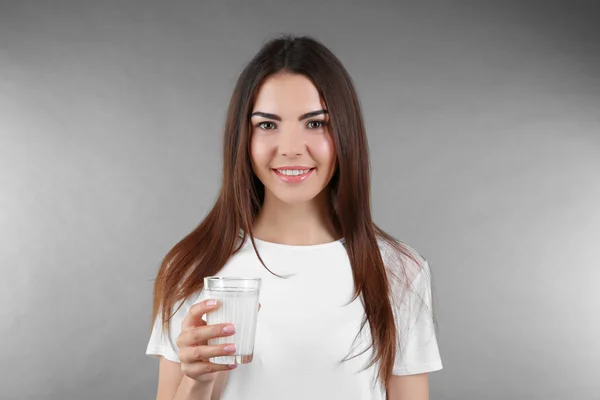 Vacker kvinna med glas mjölk — Stockfoto