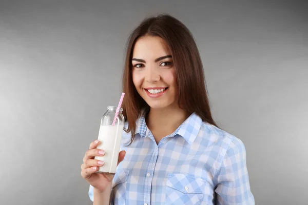 Aantrekkelijke vrouw bedrijf fles — Stockfoto