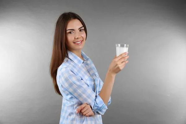 Vacker kvinna med glas mjölk — Stockfoto