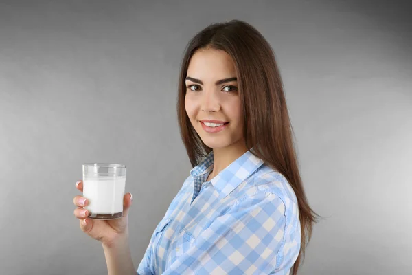 Bella donna con vetro di latte — Foto Stock