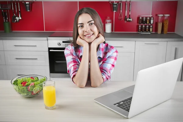 Młoda kobieta z laptopa i sok — Zdjęcie stockowe