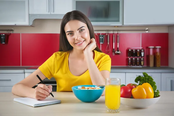 Vrouw met gezond ontbijt — Stockfoto