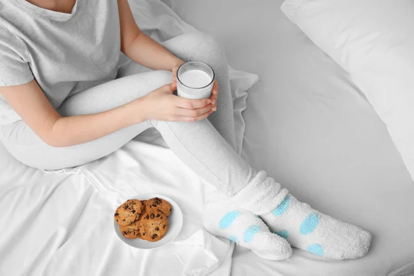 Mujer desayunando con galletas —  Fotos de Stock