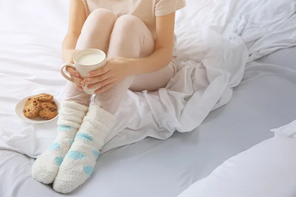 Femme petit déjeuner avec biscuits — Photo