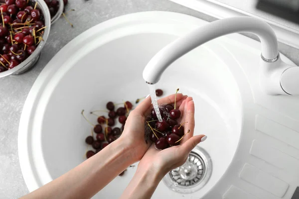 Ręce mycia sterty wiśni i czereśni — Zdjęcie stockowe