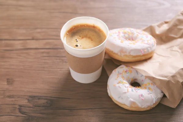 Taza de papel de café y rosquillas —  Fotos de Stock