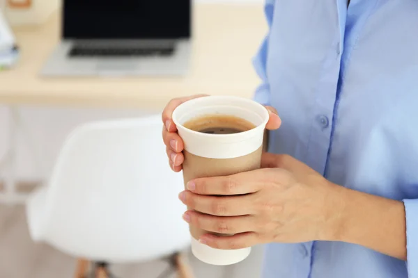 Mãos segurando xícara de papel de café — Fotografia de Stock