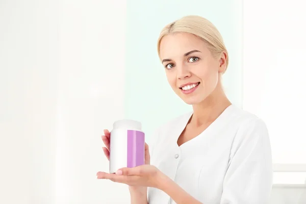 Cosmetologo che tiene la crema — Foto Stock