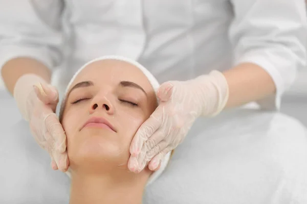 Cosmetologist applying cream — Stock Photo, Image
