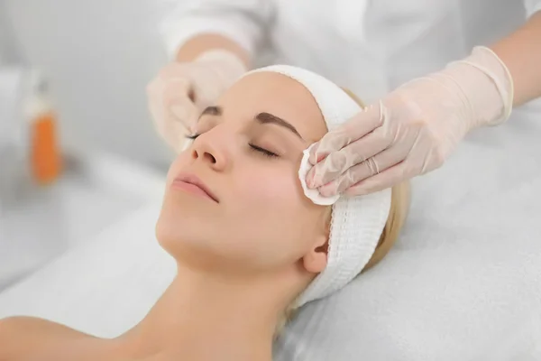 Kozmetikus tisztítás női arc — Stock Fotó