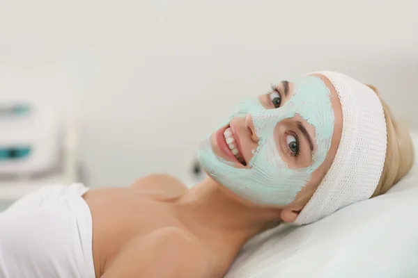 Giovane donna con maschera facciale — Foto Stock