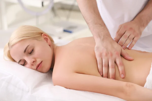 Mulher recebendo de volta massagem — Fotografia de Stock