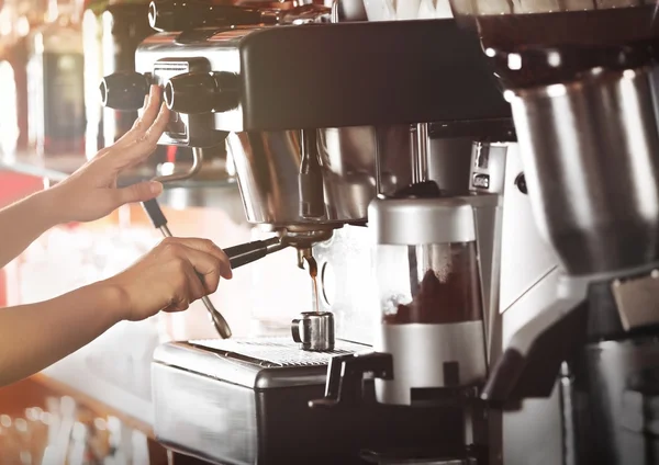Vrouw handen espresso maken — Stockfoto
