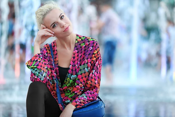 Mujer joven de moda posando — Foto de Stock