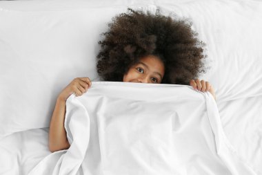 Afrikalı kız yatakta