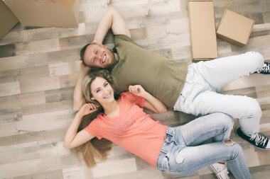 Güzel çift ahşap yerde yatarken