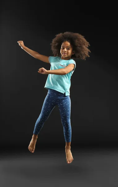 Menina africana feliz pulando — Fotografia de Stock