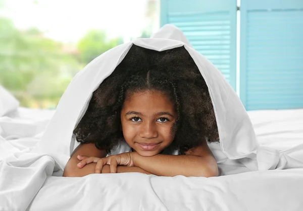 Menina africana na cama — Fotografia de Stock