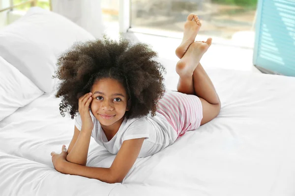 Menina africana na cama — Fotografia de Stock