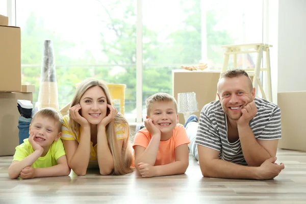 골 판지 상자 나무 바닥에 누워 행복 한 가족 — 스톡 사진