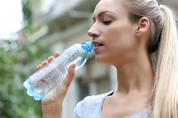 Girl drinking water — Stock Photo, Image