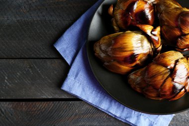 Siyah plaka pişmiş enginar