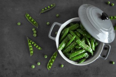 Tencerede taze yeşil bezelye