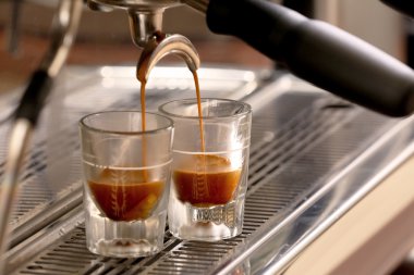 Otomatik kahve makinesi espresso hazırlıyor.