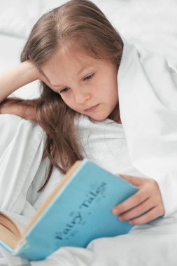 kitap ile şirin kız 