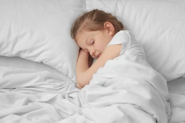 Sevimli uyuyan kız 