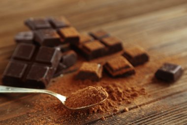 Kaşık toz kakao ve çikolata parçaları