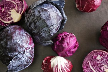 Gri arka plan üzerinde kırmızı lahana