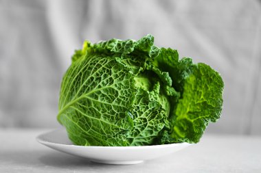 Savoy lahana plaka üzerinde 