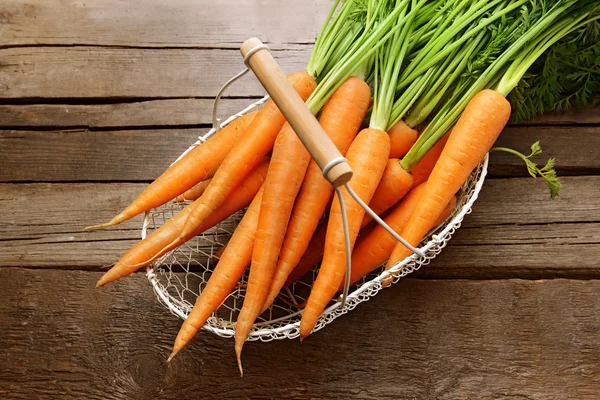 Zanahorias frescas en la mesa — Foto de Stock