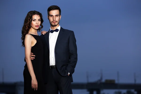 Jovem casal elegante — Fotografia de Stock