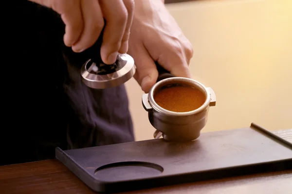 Barista presionando café molido con manipulación en portafilter — Foto de Stock