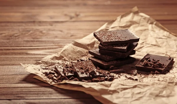 Trozos de chocolate sobre papel —  Fotos de Stock