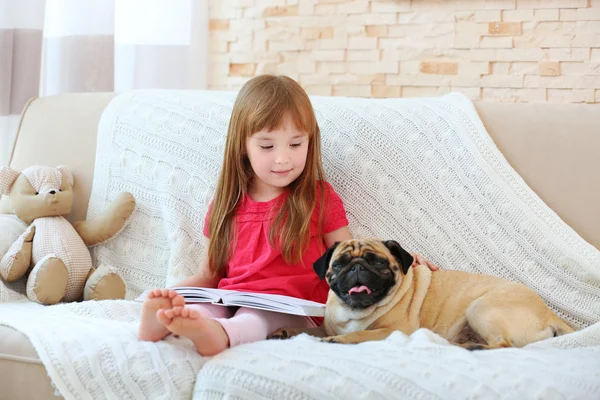 Niña y pug — Foto de Stock