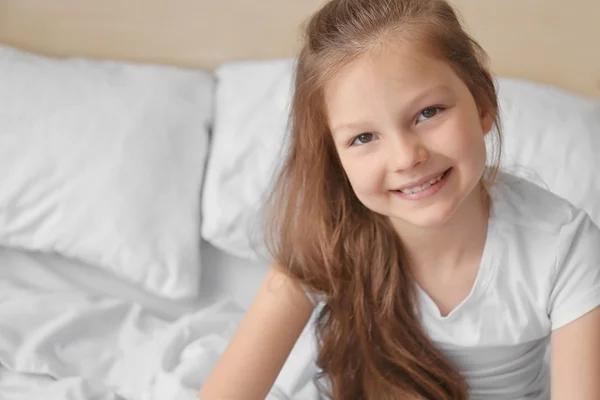 Schattig meisje in witte bed — Stockfoto