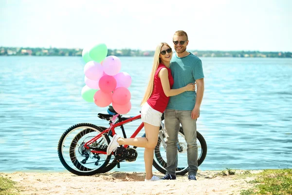 Couple heureux avec des vélos — Photo