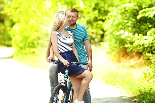 Casal feliz com bicicleta — Fotografia de Stock