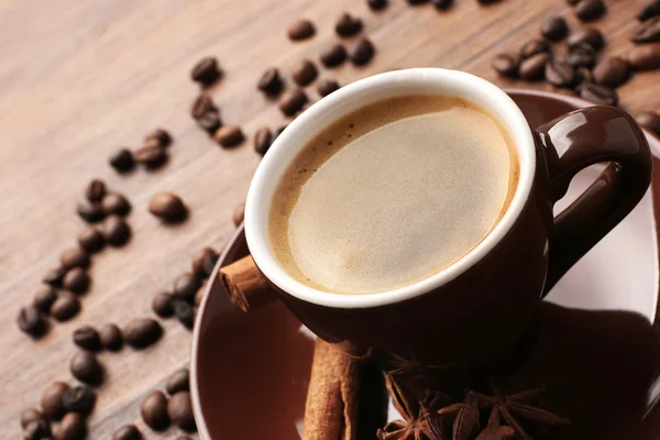 Kopp kaffe med bönor — Stockfoto