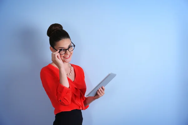 Kvinna anläggning tablet — Stockfoto