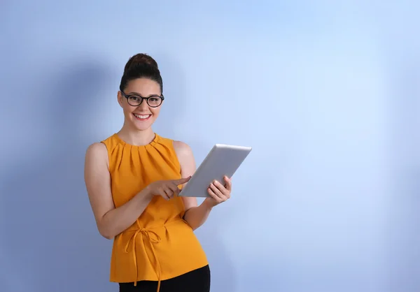 Vrouw bedrijf Tablet PC — Stockfoto