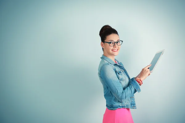 Woman holding tablet — Stock Photo, Image